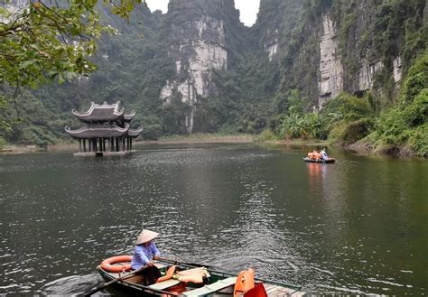 Lưu Ly Thủy Đình - Cung Điện Băng giá và Vẻ đẹp Phi thường của Hồ Anh