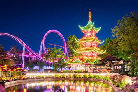 Tivoli Gardens:  Một Nơi Gập Ghềnh Của Niềm Vui Và Những Ngọn Đồi Bóng Mây!